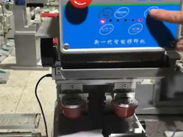 雙色氣動(dòng)油盅機帶自動(dòng)清潔膠頭